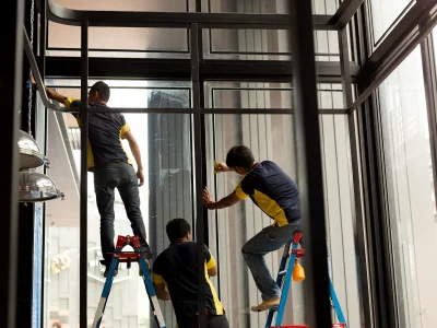 Metallbauer auf Leiter