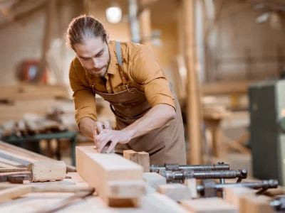 Schreiner beim arbeiten
