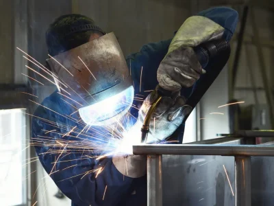 Stahlbauer beim schweißen